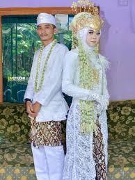 Acara pernikahan saraswati dan pasangannya yang diadakan tanpa pelaminan tersebut diadakan pada rabu (7/4/2021) di kediaman mempelai wanita di dusun cimanggeneng 2, panulisan barat, dayeuh luhur, cilacap, jawa tengah. Viral Pengantin Menikah Tanpa Pelaminan Dan Dekorasi Ini Kisah Lengkapnya