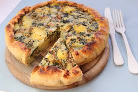 Con la sua base di pasta brisée e la farcia a base di ricotta, uova e spinaci avrete a disposizione un pasto completo e che. Torta Salata Vegetariana Con Patate E Coste Ricetta Facile