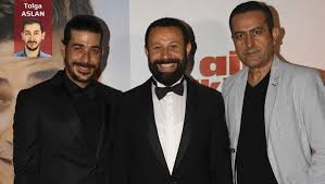 Aile hükümeti filmi, beyazperdenin ardından bu akşam saat 20.00'de fox tv ekranlarında izleyicisi ile buluşuyor. Aile Hukumeti Filminin Galasi Gerceklesti Pandemi Doneminin Ilk Galasi Magazin Haberleri