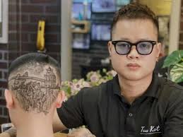 Langsung saja kita cek seperti apa model jadi itulah berbagai macam gaya rambut pria terbaik untuk kamu yang ingin tampil keren di era baru 2020. Berkarya Dengan Pisau Cukur Penata Rambut Di Vietnam Ini Hasilkan Gaya Rambut Keren Indozone Id