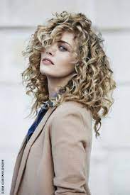 Cette coupe de cheveux mi long donne droit à beaucoup de créativité et de polyvalence quant à la coiffure désirée. Klgo5oxv3pwclm