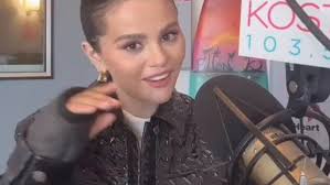 Selena Gomez: Popstar spricht über unglamourösen Handbruch