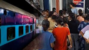 हाथ पर कोच नंबर, जेब में टिकट नहीं, नौकरी के नाम पर मानव तस्करी का गंदा  खेल, RPF ने ऐसे किया रैकेट का भंडाफोड़ | Bengaluru Fake Job Offers Scam Rpf  Rescues