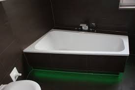 Die besonders mit wasser und reinigungsmitteln belasteten spritzbereiche um das waschbecken herum, über der badewanne und in der duschkabine sollten sie gegebenenfalls dann doch mit fliesen versehen. Bad Renovierung Bernhard Bielefeld Baustoffe Und Fliesen Gelsenkirchen