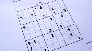 A sudoku grid begins with some numbers present and many missing. 5 Sitios Web Y Juegos De Entrenamiento Mental Que Debes Probar