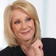 Veronica Edmiston's Instagram, Twitter & Facebook