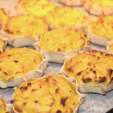 Se amate la ricotta ed in particolare i dolci con ricotta, qui di seguito trovate una raccolta di ben 14 ricette dolci, tutte a base di ricotta appunto, che vanno dalle torte alla frutta alle creme e dolci al cucchiaio, dalle mini tortine ai dolci senza cottura. Ricetta Delle Pardulas Di Ricotta Corbula