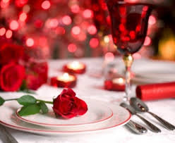 Sevgililer gününe ayrı bir güzellik katacak olan bu güzel sofranız, sevgiliniz ile çok şık bir akşam yemeği yemenizi sağlayacak! 14 Subat Sevgililer Gunu Icin Masa Dekorasyon Onerileri