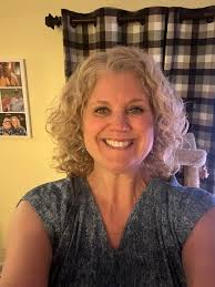 I'm in my friend's bathroom. My friend with the bomb lighting and the bomb  water pressure. 😍😂 I let my hair air dry this afternoon. I washed with  the entire Damage Repair