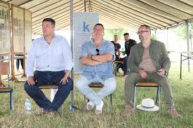 A fidesz ötös számú párttagkönyvének tulajdonosa nem rejtette véka alá, mennyire örül kormánypárti kilépésnek. Bayer Zsolt Szabad Magyar Szo