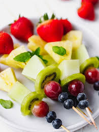 Create a healthy fruit platter for christmas in the shape of a christmas tree using an apple, grapes, raspberries, blackberries, and graham crackers! Fruit Skewers Cooking Lsl
