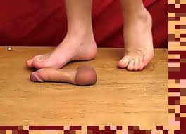 Mais je lui broie les couilles et enfonce mes ongles dans ses parties jusqu'à ce qu'ils cassent. Ecraser Les Couilles Video