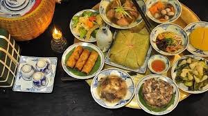 Mâm cỗ cúng thường được đặt ở một cái bàn con bên dưới, còn trên bàn thờ chính chỉ để hoa tươi, mâm ngũ quả, một ít tiền vàng mã mang tính tượng trưng. Mam Cung Giao Thá»«a Cáº§n Chuáº©n Bá»‹ Nhá»¯ng Gi