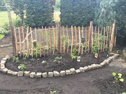 Staketenzaun Zur Abtrennung Von Blumengarten Und Obst Und Gemusebeete Blumengarten Garten Zaubergarten