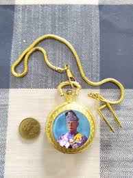 Istiadat berandam surai paduka cicinda of dymm sultan pahang. 24th October 2009 Cenderamata Sempena Memuliakan Ulang Tahun Hari Keputeraan K D Y M M Sultan Pahang Quartz Pocket Watch Antiques Vintage Collectibles On Carousell