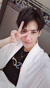 La Vân Hi chê Bạch Lộc tạo dáng phèn chua nhưng đây chẳng phải kiểu pose  thương hiệu của anh sao?