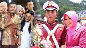Bahkan dirinya menilai, keluarga idham azis bisa menjadi contoh bagi seluruh keluarga besar polri. Foto Foto Cantik Fitri Handari Istri Calon Kapolri Idham Azis Yang Menawan Anak Anaknya Berprestasi Tribunnews Com Mobile
