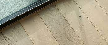 Un large choix de produits disponible pour particulier, parqueteur et professionnels de la renovation immobiliere. Chene De L Est Le Specialiste Du Parquet Plancher Massif Et Contrecolles Prets A La Pose