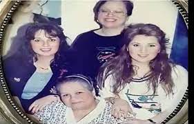 بوسي ونورا واختهم الثالثة هدى مع والدتهم art anime family