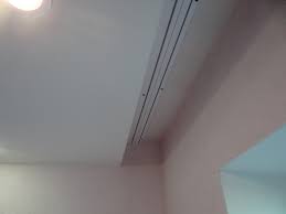 Önce nasıl ki geçtiğimiz yüzyılın en ses getiren icadı wc matik, bu kornişi takmayı kolaylaştıracak bir icat bir güneşlik ayda gitsin. Germe Tavanda Tavan Kornisi Germe Tavan Altinda Tavan Kornisi Kurulum Ipuclari