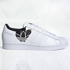 Adidas original herren superstar turnschuhe sneakers schwarz weiß retro neu. Schuhe Herren Adidas Superstar Fy2824 Weiss Schwarz Ausverkauf Online Shop Distance De