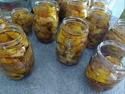 Tagliate a metà i carciofini, sciacquateli sotto l' acqua fredda e poi metteli in ammollo per almeno 10 minuti nell' acqua col bicarbonato ( questa operazione serve per disinfettare al posto dell' amuchina. Ricetta Carciofini Sott Olio Non Sprecare