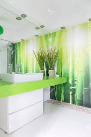 Kosten und alles, was sie wissen müssen. Weisses Und Grunes Badezimmer Mit Aufsatzbecken Und Bambustapete Lizenzfreie Fotos Bilder Und Stock Fotografie Image 72003408