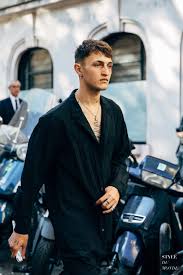 Anwar, the little brother of models gigi and bella hadid who followed in their footsteps down the runway, was asked on instagram if he'd get. Anwar Hadid Style Du Monde Street Style Street Fashion Photos