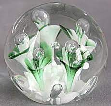 Intricate glass flowers inside each crystal globe echo the live ones beyond the wall. Pin By Tittat H On Glass Art Art Glass Paperweight Vintage Art Glass Paperweights