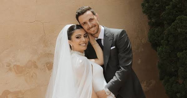 La boda del futbolista Raúl García de Haro, desde dentro: dos vestidos de Claro  Couture, festival de música y gastronomía en directo