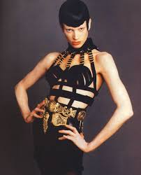 Kristen Mcmenamy In Black Is Back By S Meisel Versace S S 92 Vogue Italia Luglio 92 Moda Barroca Looks Modelos