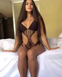 Valeriya bearwolf дома ждёт, когда расчёску из интернет магазина курьер  принесёт porn video on BrownPorn