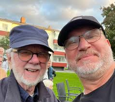 Dag två i dansmusikens tjänst, roligt och mycket trevligt utomhusgig på  Torlandsgatan och alltid lika kul att träffa Folke Lindqvist 92👍🏻 jag  blev dessutom förärad med en fruktkorg av ansvarig arrangör, jag