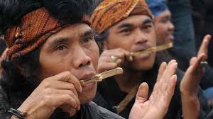 Satu senar celempung disetel dengan menggunakan nada pelog, dan satunya lagi disetel dengan nada slendro. Alat Musik Jawa Barat 10 Alat Musik Tradisional Jawa Barat Khas Sunda