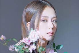 وفي نفس العام، ظهرت جيسو في العديد من الإعلانات. Jisoo Shares Thoughts On Upcoming Blackpink Comeback Her Philosophy As An Artist And More Soompi