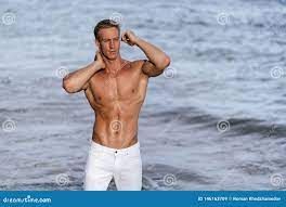 2,388 Nackter Mann Auf Dem Strand Stock Fotos - Freie & Royalty-Free Stock  Fotos von Dreamstime