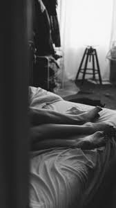 Pin By Romulosantos On Vdohnovlyayushie Frazy Couple Cuddle In Bed Couple Bed Cuddling Couples