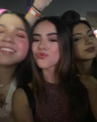 hace poco alguien me dijo que yo llego a la vida de la gente a enseñarles  la mejor música que han escuchado y es algo que x siempre tendré presente y  ahora