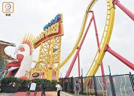 香港海洋公園（英語： ocean park hong kong ）位於香港 香港島 黃竹坑 黃竹坑道180號，佔地逾91.5公頃，是一座集海陸動物、機動遊戲和大型表演的主題公園。 1972年7月動工，於1977年1月10日 開幕，其後政府通過《海洋公園公司條例》，成為獨立的非牟利機構海洋公園公司，並且需要自負盈虧，海洋公園. æµ·æ´‹å…¬åœ'éŽå±±è»Šè¼‰å®¢ä¸­çªåœé§›25äººä¸€åº¦è¢«å›° å³æ™‚æ–°èž æ¸¯æ¾³ On Ccæ±ç¶²