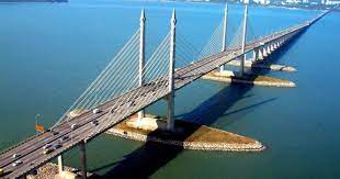 Lima rakan mereka tinggal di bahagian pulau manakala mangsa dan lelaki ini. Suv Kemalangan Dan Lelaki Terjun Jambatan Pulau Pinang Mula Viral