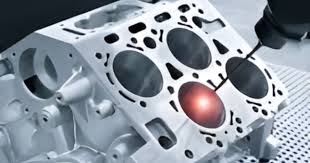 정밀한 석정반 위에서 브릿지 타입 CMM의 루비 프로브가 자동차 엔진 블록을 측정하는 3D 렌더링 