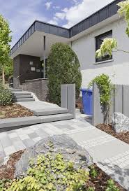 Renovierung Der Eingangssituation Die Mulltonnen Stehen Versteckt Hinter Dem Sichtschutz Aus Stelen Und Zerstoren So Nic Vorgarten Hauseingang Treppen Eingang