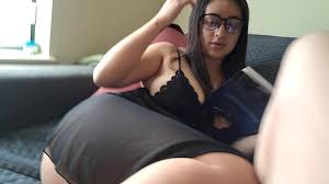 Hermanastra deja que su hermanastro se masturbe mirándola mientras lee un  libro - XNXX.COM