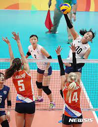 2005년 흥국생명에 입단하여 데뷔하였고 2012년 런던 올림픽 여자 배구 대회 mvp를 수상한 바 있다. ë¦¬ìš°2016 ê¹€ì—°ê²½ ê³ ê³µ ìŠ¤íŒŒì´í¬ ì¤'ì•™ì¼ë³´