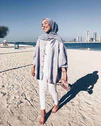 Karena bukan hanya tampilannya yang tidak mencolok outfit ini juga banyak dimiliki oleh wanita di indonesia dikarenakan menggunakan basic wear. 10 Inspirasi Outfit Hijab Untuk Ke Pantai Feminim Dengan Rok Hingga Jumpsuit