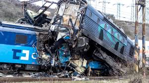 Pražští hasiči likvidovali požár lokomotivy, které se přehřály brzdy. Svetec Na Teplicku Po Nehode Oddeluji Lokomotivy Cnn Prima News