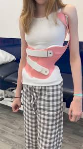 أفضل أنواع البنطلونات للارتداء مع حزام اعوجاج العمود الفقري