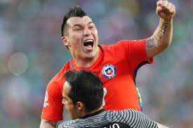 Gary medel is a defender and is 5'7 and weighs 156 pounds. Gary Medel Chiles Pitbull Zwischen Genie Und Wahnsinn Goal Com