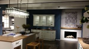 Darty conçoit, livre et pose des cuisines depuis plus de 10 ans. Cuisine Blanche Style Maison De Campagne Meuble Cuisine Cuisines Design Cuisine Haut De Gamme