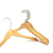 一個衣架的終極意義是什麼 衣服回家的地方 就像每個人都有家可回一樣 衣服也有回歸的地方 隨著四季的變化那些讓我們歡心雀躍的衣服在感受木制 的溫度中在一個衣架上等待著跟主人一同出發